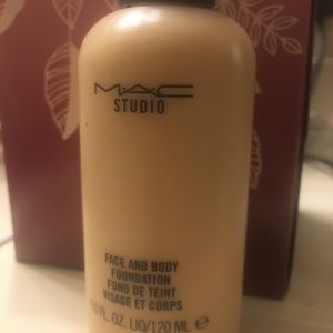 BIG 4 oz size barely used Mac face and body